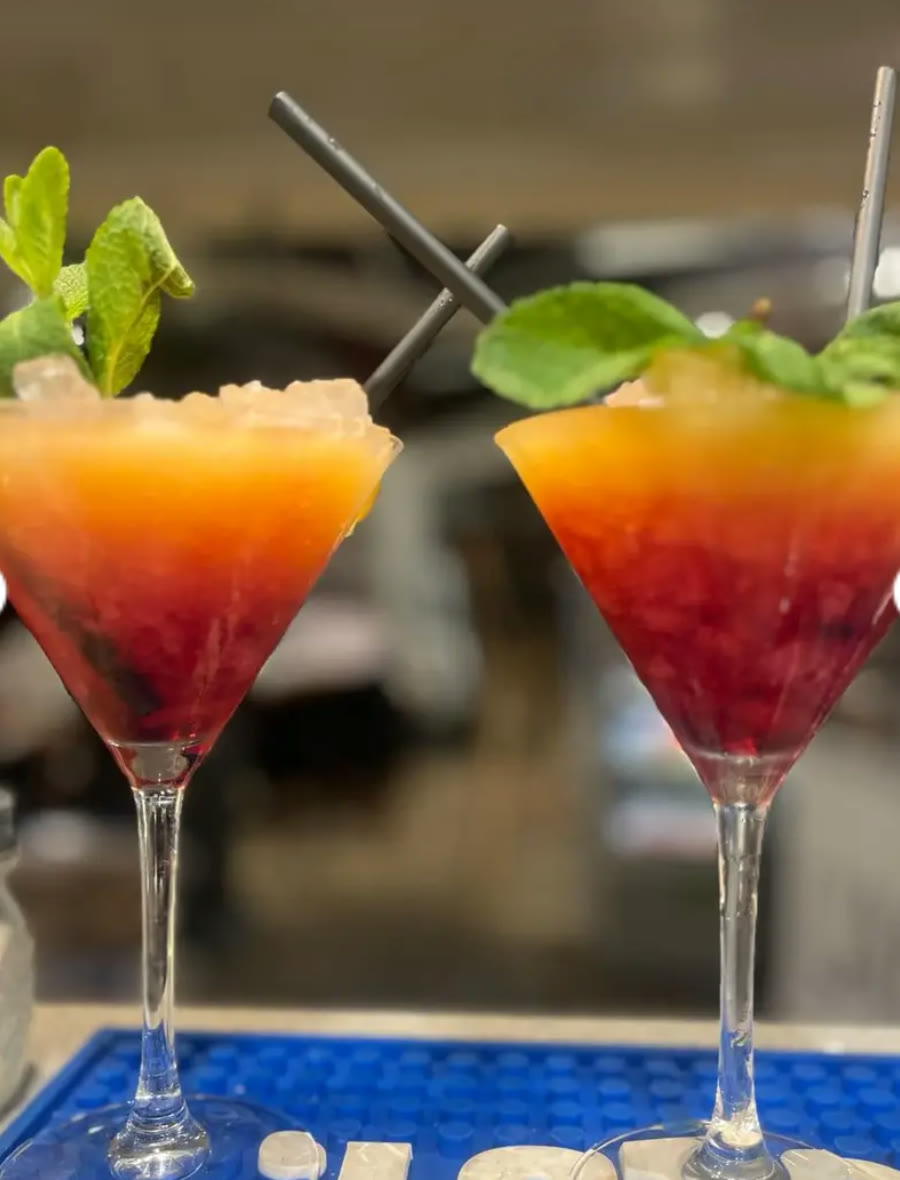 Cocktails maison servis au bar de L'Onda
