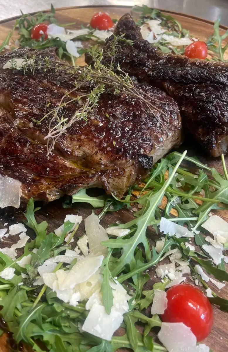 Entrecôte grillée et roquette à L'Onda Menton