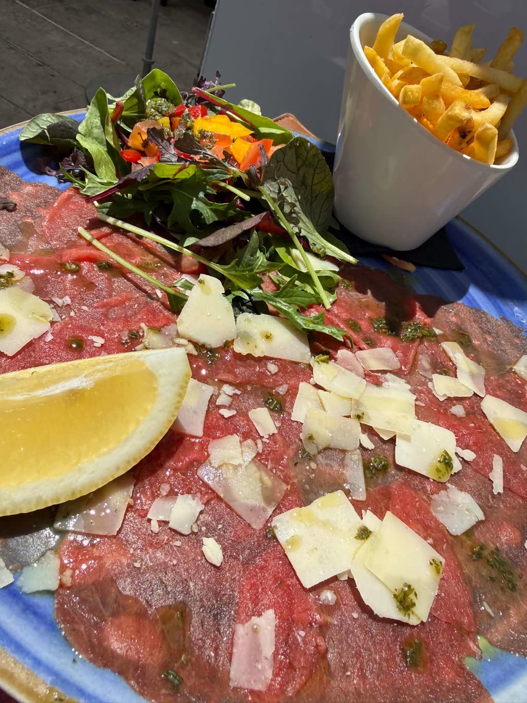 Carpaccio de bœuf avec salade et frites