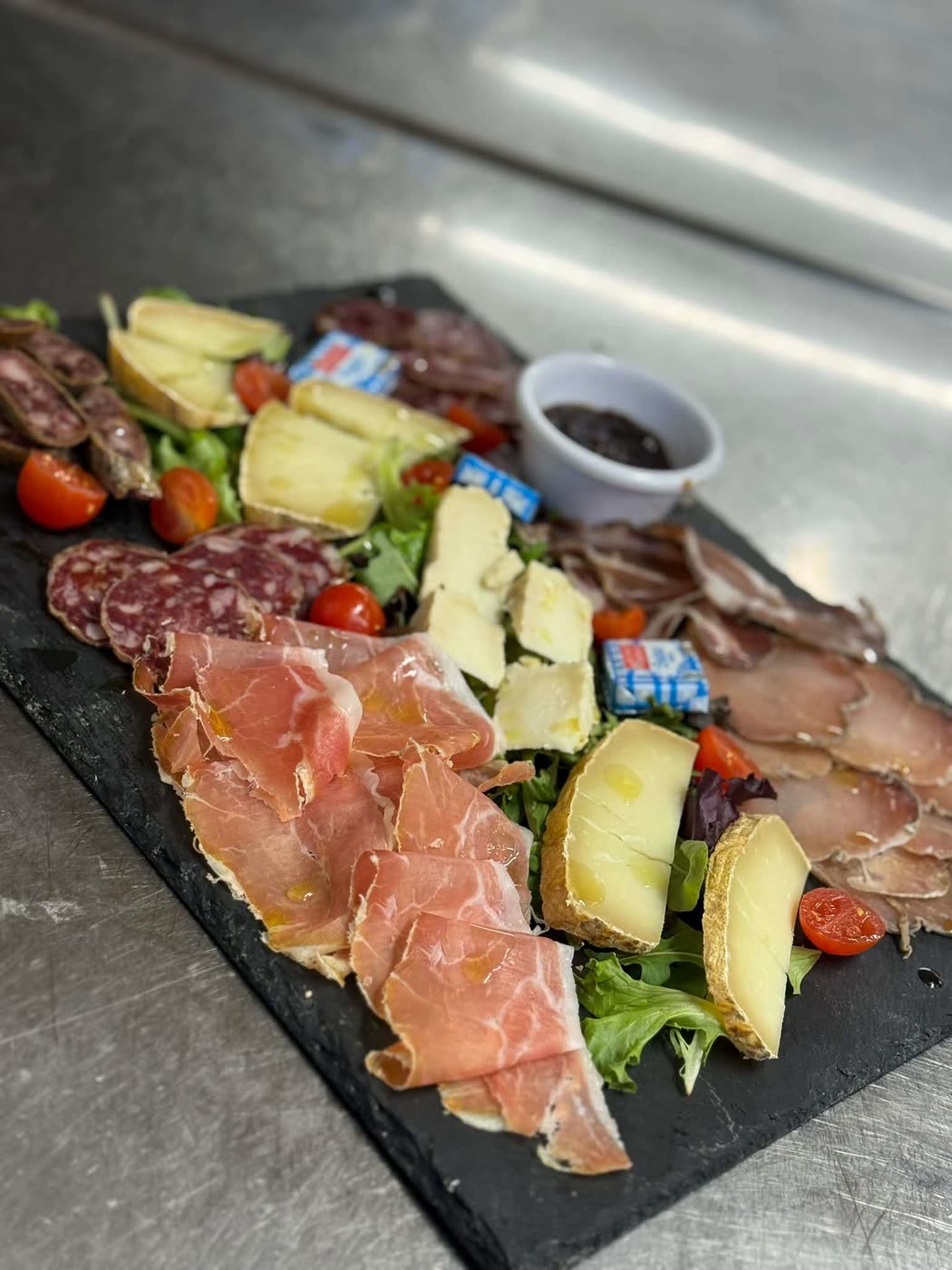 Planche de charcuterie et fromages à partager