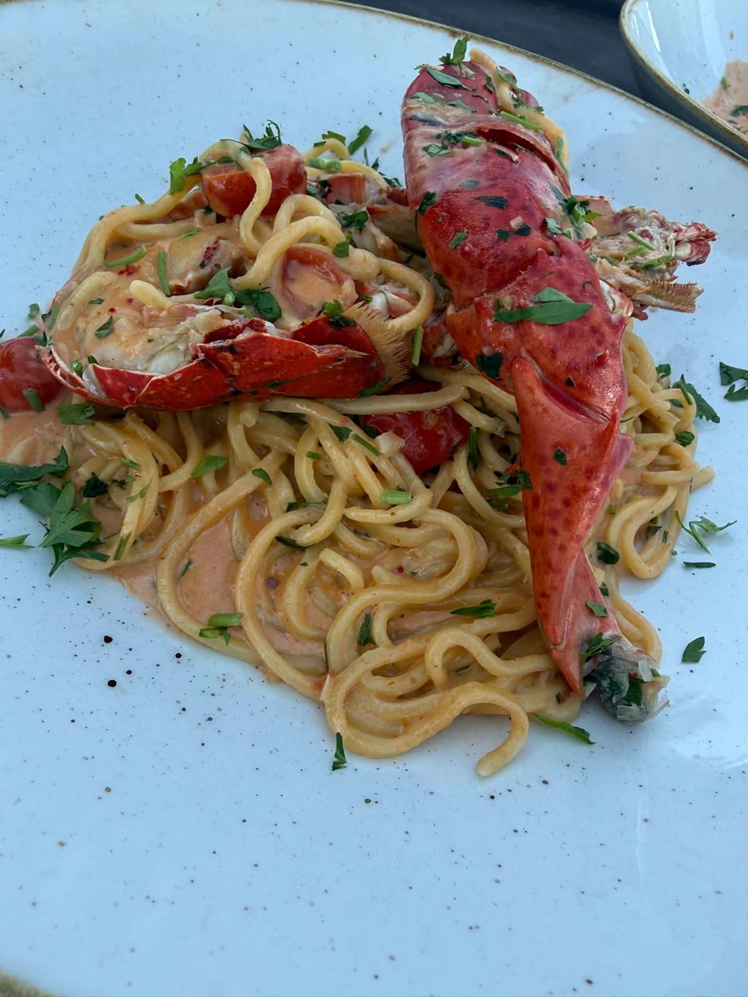 Pâtes crémeuses aux gambas servies à L'Onda